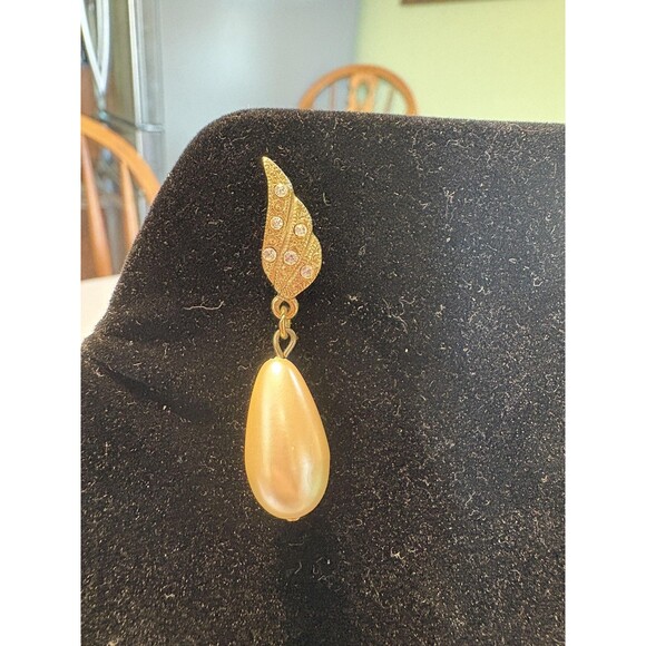 Vintage Gold Tone Drop Earrings Faux Pearl Teardrop Crystal Leaf Clip On 2 Inch - Picture 2 of 6